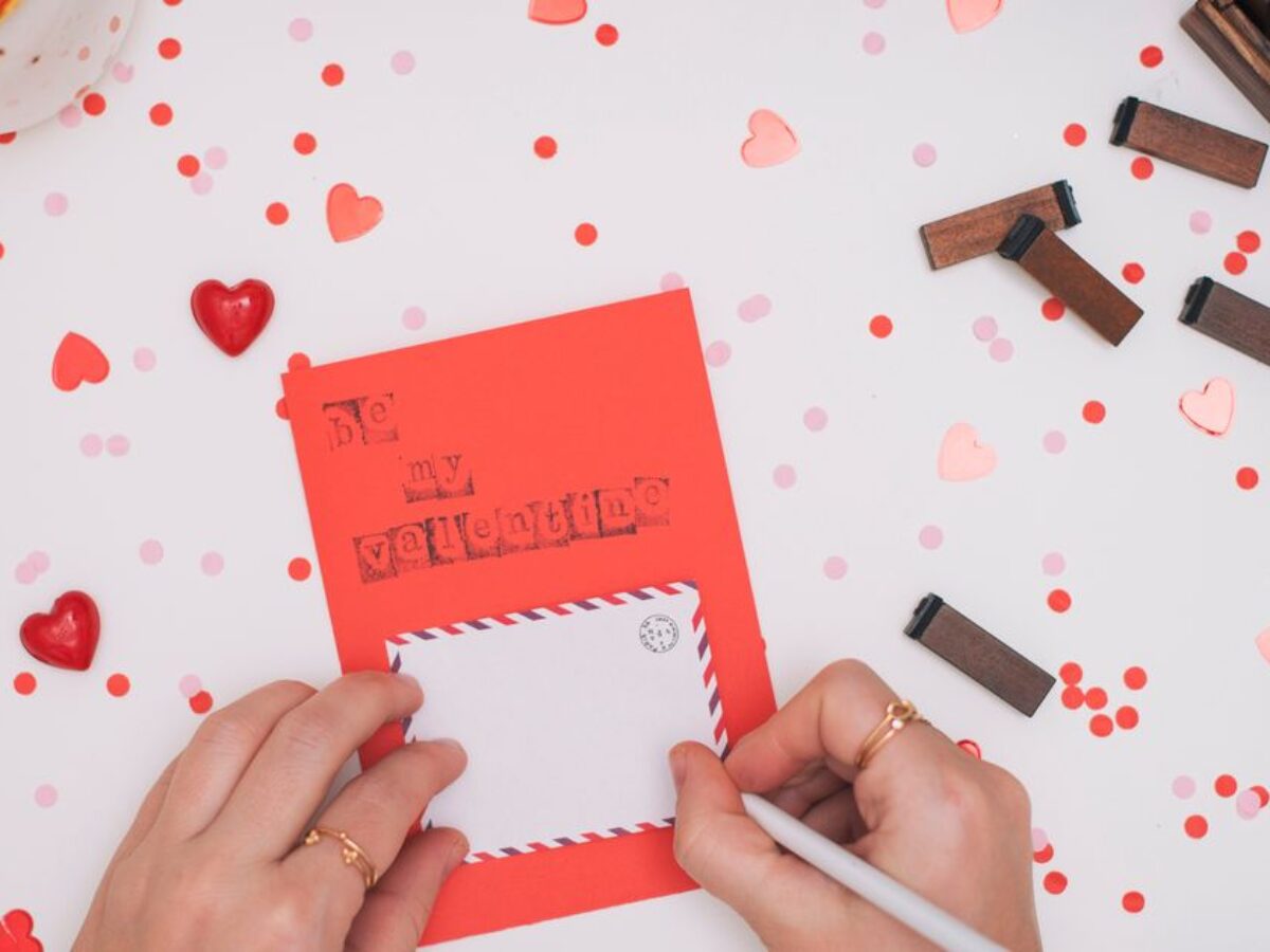Thiết kế thiệp Valentine là một công việc sáng tạo và đầy thú vị. Chỉ cần có tình yêu, sự nhiệt tình và khả năng tưởng tượng, bạn sẽ tạo ra những thiệp tuyệt đẹp với phong cách riêng để gửi đến người mà bạn yêu thương.