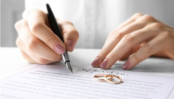 Giấy đăng ký kết hôn không có chữ ký thì có hợp pháp hay không?